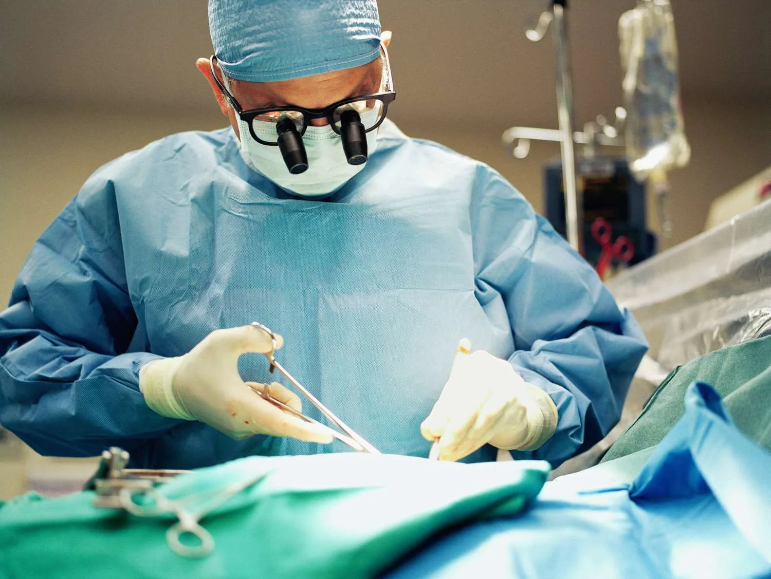 surgeon GettyImages 200140323 001 578ce4ab5f9b584d20ce3d9f
