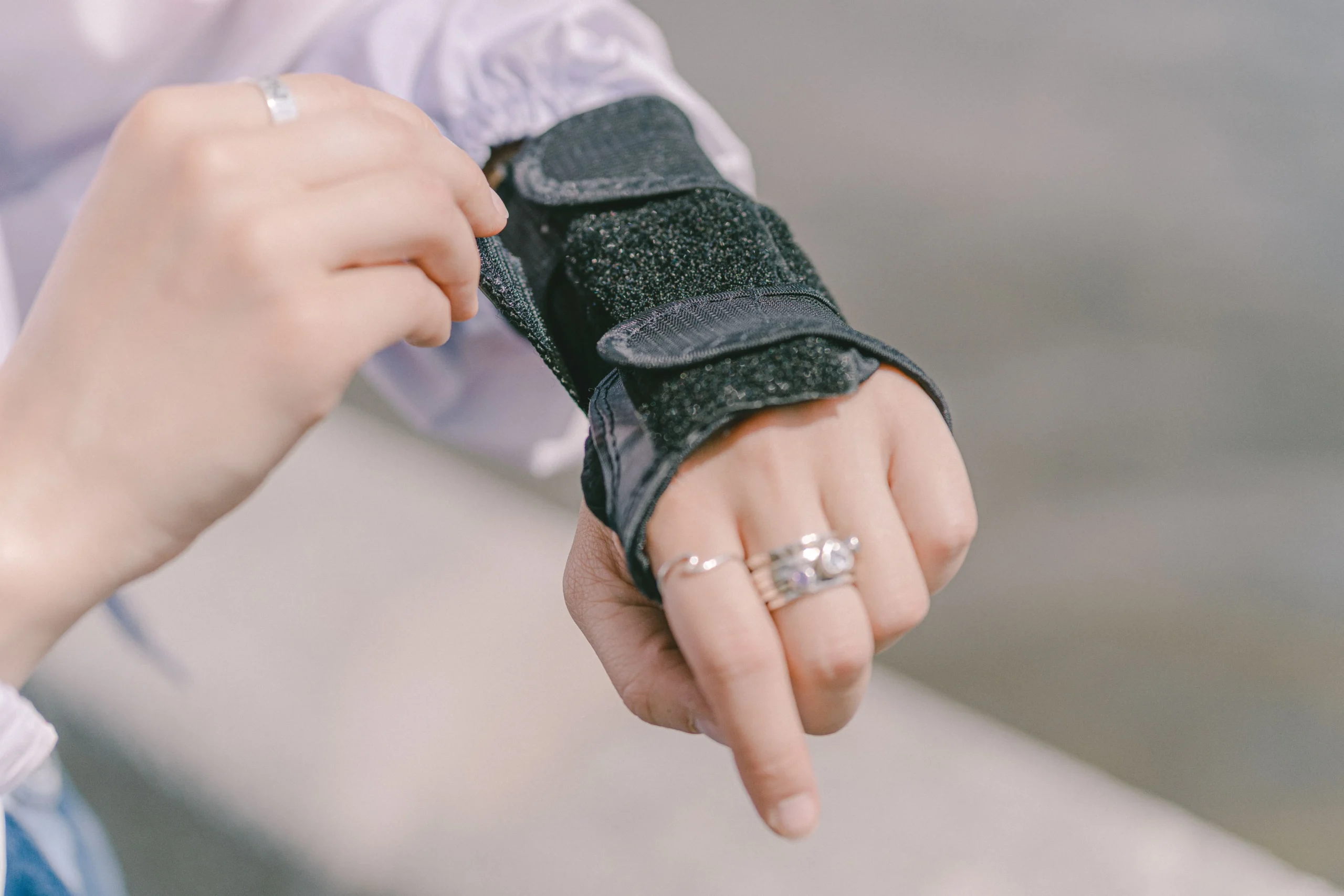 Wrist support and conservative nerve care